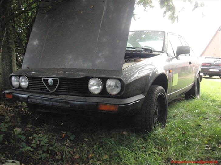 Alfa Romeo Alfetta GTV 2000 - Intakt frontgitter og lygter. billede 2