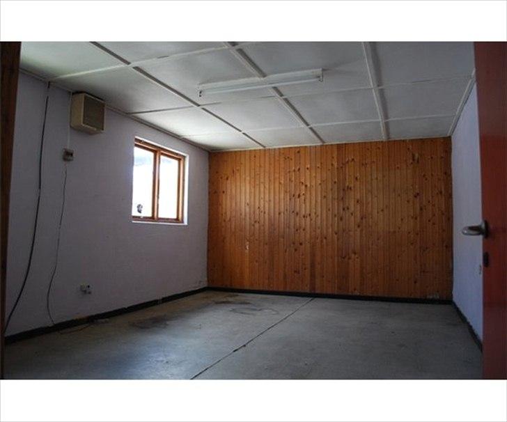 Lager i Vejle / Tørring - Gammelt billede af hobbyrummet. Her med den nye port monteret. Kontoret findes i baggrunden. billede 10