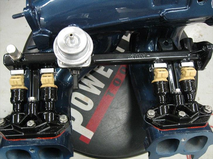 Opel Manta B Gsi :) - Så kom dysebroen på, hvor alt er blevet frisket op med maling, selv dyserne er.. :) Spjældet er lige løst hængt på, bare for og give en idé om hvordan det kommer til og se ud.. ;) det røde pakningslim bliver selvfølgelig fjernet.. :P billede 162