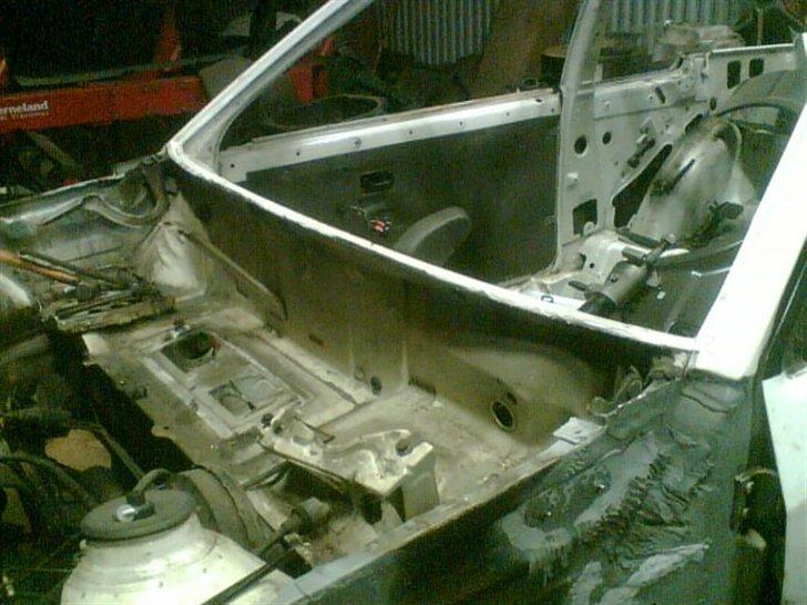 Mit Ford Escort Cabrio projekt! - For at montere en Mk4 motorhjelm, skal torpedopladen også udskiftes!

Bliver desværre ikke lavet mere, så fandt en hos en ophugger uden rust naturligvis! billede 6