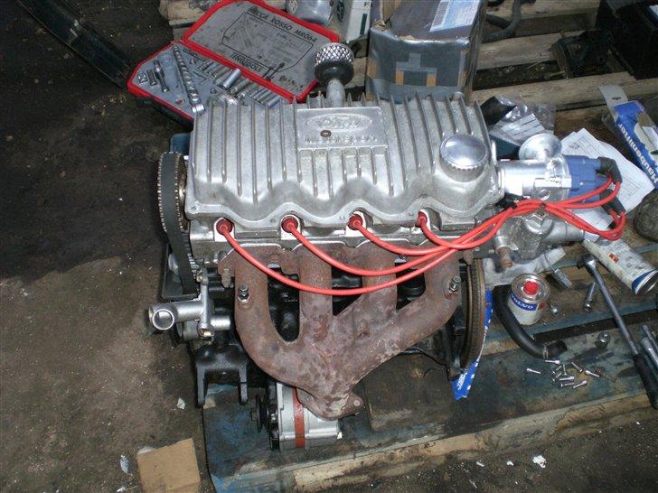 Mit Ford Escort Cabrio projekt! - Samling af motor med: Nye pakninger, vandpumpe, div. remhjul + tandrem, strater + generator.

Bemærk Ford motorsport alu ventildæksel + udstødningsmanifold fra Xr3i!

Det skal sku være iorden! billede 14