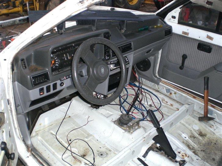 Mit Ford Escort Cabrio projekt! - Igang med at adskille bilen.

Gammelt Mk3 instrumentbord bliver udskiftet med Mk4 xr3i instrumentbord! billede 1