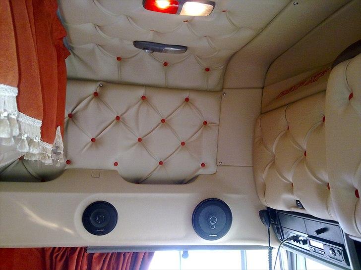 Nyby Transport - Fine højtalere, diskant i A stolpen, og basser bag sæderne. billede 8