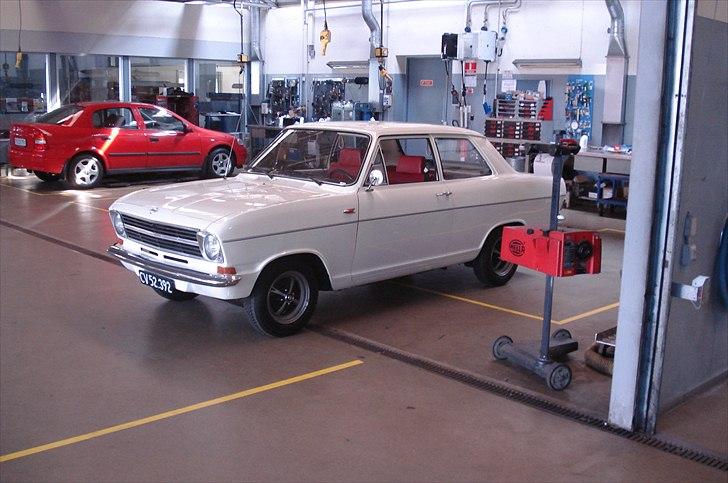 Opel Kadett B Holiday - Står klar til afhentning, ved Opel i Esbjerg, turen gå mod det Sønderjyske. billede 1