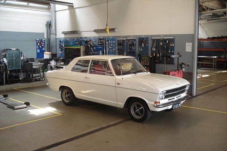 Opel Kadett B Holiday - Står klar til afhentning, ved Opel i Esbjerg, turen gå mod det Sønderjyske. billede 3