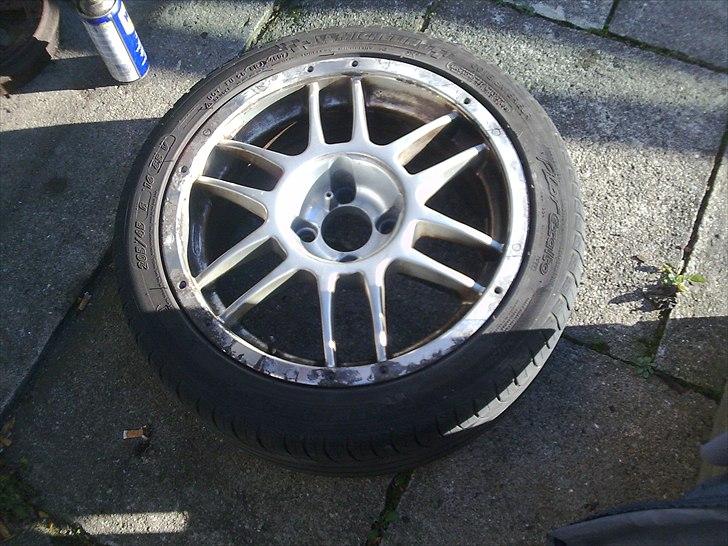 Fælg renovering - Her har jeg slebet halvdelen af fælgen med sandpapir korn 100 billede 1