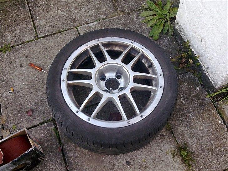 Fælg renovering - Stort set alt iringen er blevet slebet væk her men vi er langt fra færdige med at slibe billede 2