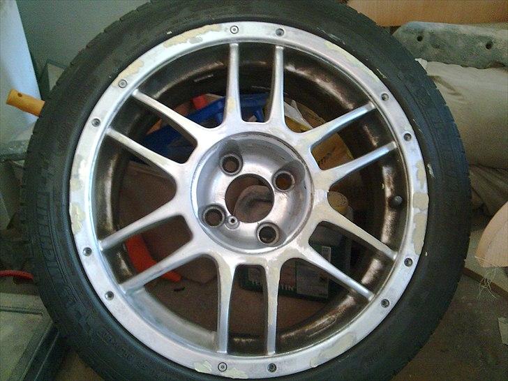 Fælg renovering - Her har jeg udfyldt de dybe ridser med noget polyester spartelmasse (købt i harald nyborg) billede 3