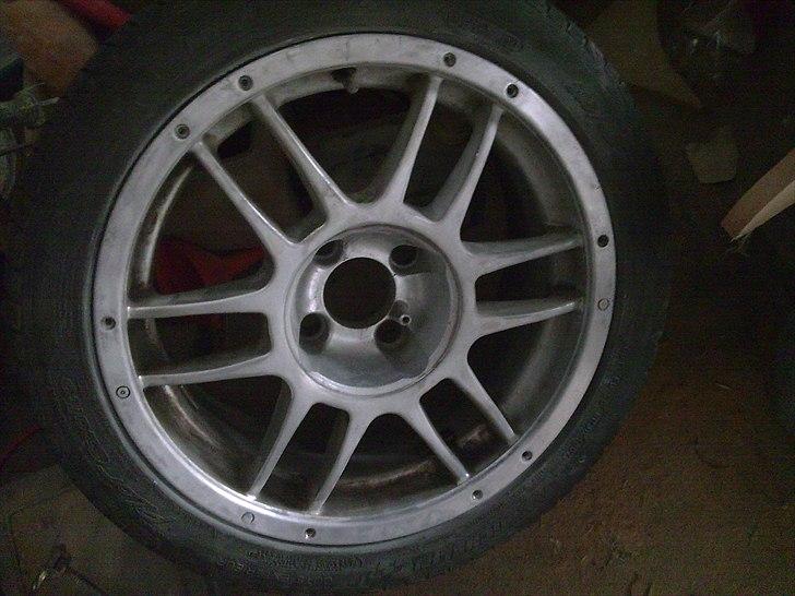 Fælg renovering - Slebet med korn 400 hele vejen rundt, skal gøres over det hele. billede 5