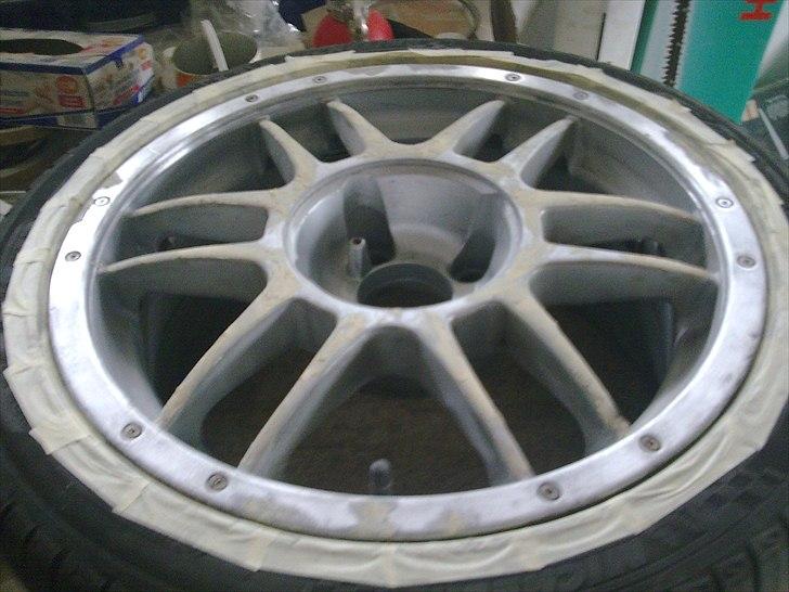 Fælg renovering - Lige lidt mere spartel masse fordi jeg kom til at dumme mig :) .. for at få en pæn overflade skal hele fælgen slibes godt og grundigt igennem med fint sandpapir har jeg erfaret, jeg valgte at bruge korn 400 da det var det jeg lige havde liggende i garagen. billede 6