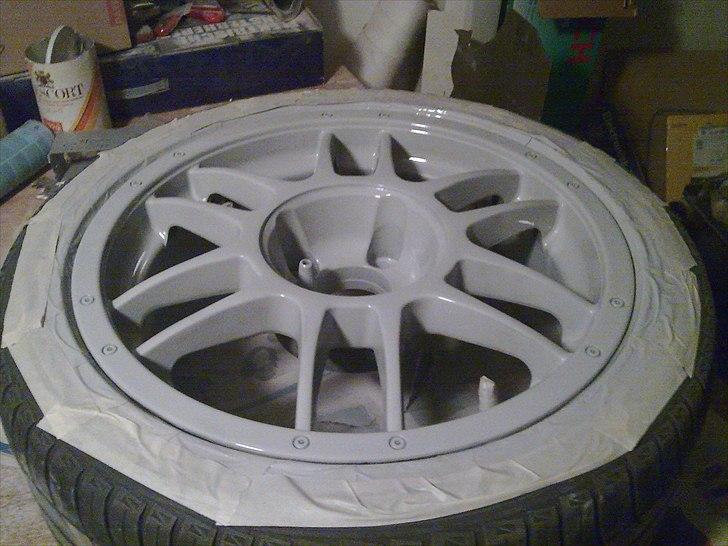 Fælg renovering - Inden jeg påbegyndte malingen tørede jeg lige støv væk fra fælgen med en klud, også fik den et lag grunder (har brugt helt almindelig spray grunder fra harald nyborg) billede 7