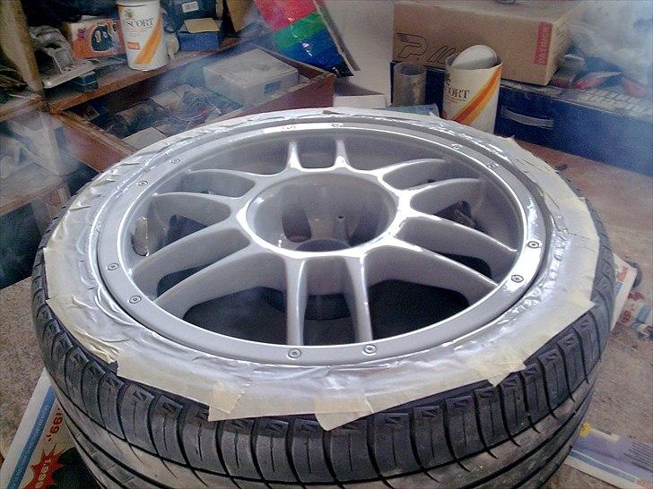 Fælg renovering - Der kom lige en eller 2 løbere, dem sleb jeg ned med sandpapir og gav den et lag mere, endte med at give den 3 lag grunder i alt fik bare ikke lige det sidste billede med billede 8