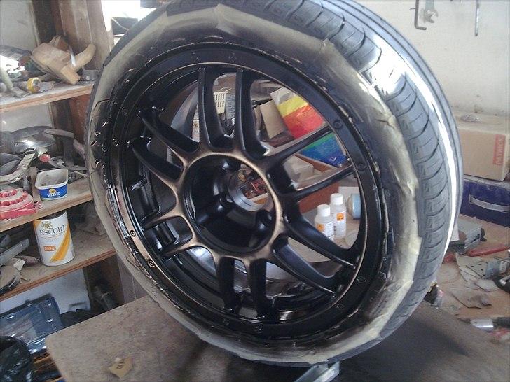 Fælg renovering - Der kom nogle løbere dem sleb jeg ned og gav den et lag mere, man skal helst spraye i flere tynde lag for at undgå løbere, det er jeg ikke helt god til, den fik også 3 lag maling billede 11