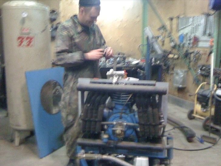 Inventarer i mit lille værksted. - Faldt lige over sådan en lille fin kompressor;) Mærket er FF. billede 1