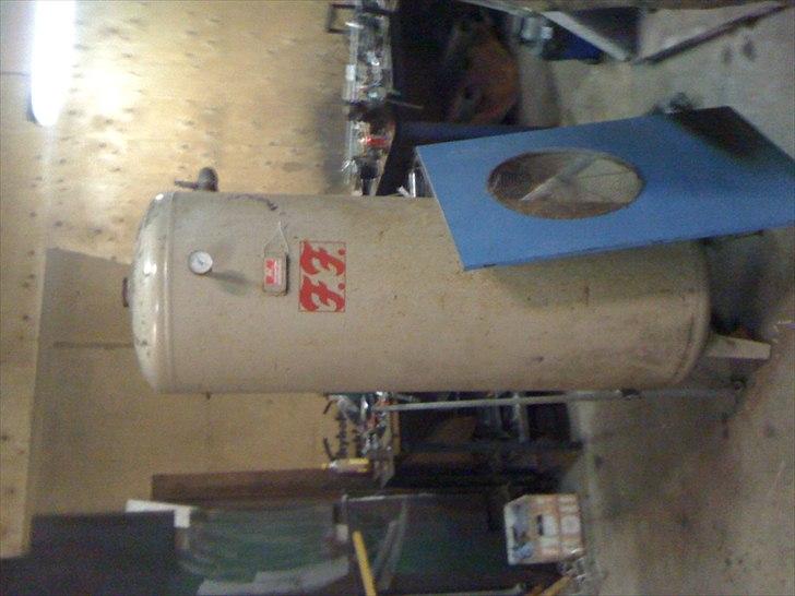 Inventarer i mit lille værksted. - Ja, tanken er også lidt større end den fra Harald Nyborg. 500 liters, 12 bars tryk. billede 2
