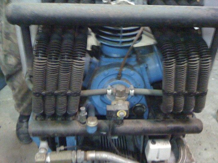 Inventarer i mit lille værksted. - 3 cylindret, maks 4500 omdr/min. Den bliver drevet af en 32 amp motor, en seriøs fætter.
Skal siges at den havde stået stille i 9 år, da det firma, den var monteret hos gik konkurs i 2001. Den skulle bare lige have lidt nyt olie og så lidt rengøring, så pustede den bare derud ad. Den har lavet trykluft til ca 2000 kvm fabrik. Så den burde kunne opfylde mig behøv. Hehe billede 4