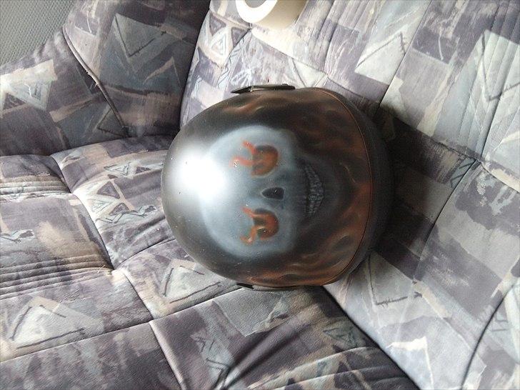 Mit første airbrush - Forsøg på skull med flammer billede 17