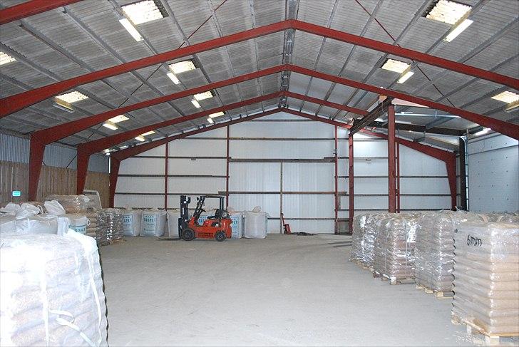 Lager i Vejle / Tørring - Den store hal, godt med træpiller fyldt ind. Trucken står heldigvis indefor, idag billede 16