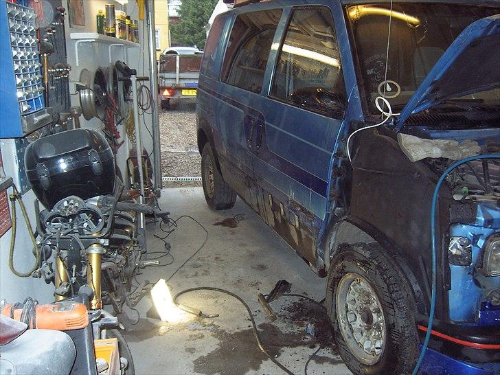 Chevrolet Astro van 5,7 v8 Projekt - Igang med at lave rust i højre panel . billede 4