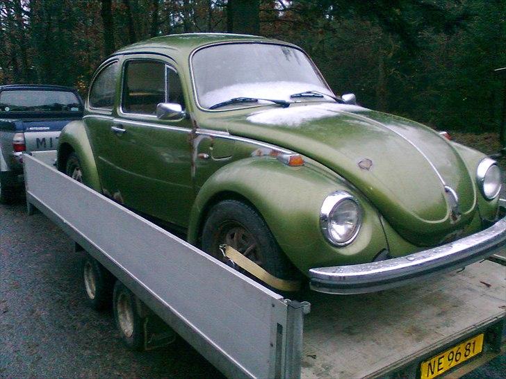 VW Bobbel 1303, 74'er - Så skal den hjem.. Vi hentede den inde på en gammel millitærkasserne nær Hampen hvor den har stået stille under en pressenning i ti år(siden 2000), faren til ham der ejede den smed lige hans traktorbatteri på den og tørnede motoren løs, og BANG så gik den igang, så jeg kørte den op på traileren, lidt fedt efter så mange år:P billede 1