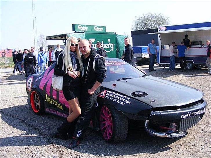 Mig og biler .. - F & F Fredericia 2010 Reklamepige for Swift Klub Danmark
Lige ude og køre lidt Drift med Morten Heitmann :D billede 12