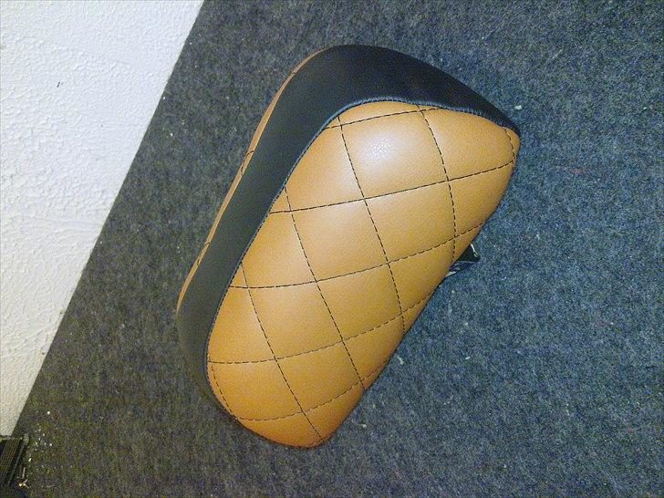 APkabinedesign biler som jeg har lavet noget til - Nakkestøtte i sort og crem med kryds sygninger billede 48