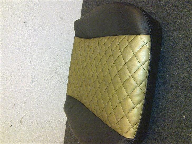 APkabinedesign biler som jeg har lavet noget til - Sæde bund færdig i sort og guld med sorte krydssygninger billede 51