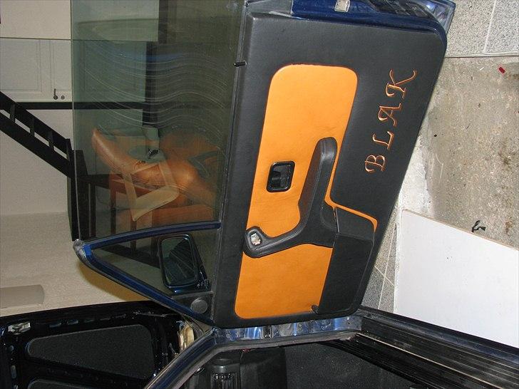 APkabinedesign biler som jeg har lavet noget til - Dørside i asbjørns bmw e 30 cabrio, lavet håndtag i sort læder med sorte dobbel sygninger, selve siden i sort læder , midt i brun læder med bodering billede 55