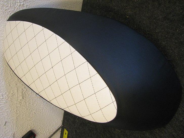APkabinedesign biler som jeg har lavet noget til - Scooter sæde, sonic sort og hvid læder med kryds sygninger billede 59
