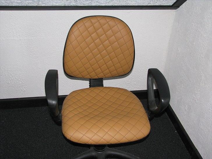 APkabinedesign biler som jeg har lavet noget til - Kontor stol i brun læder med sorte kryds sygninger billede 62
