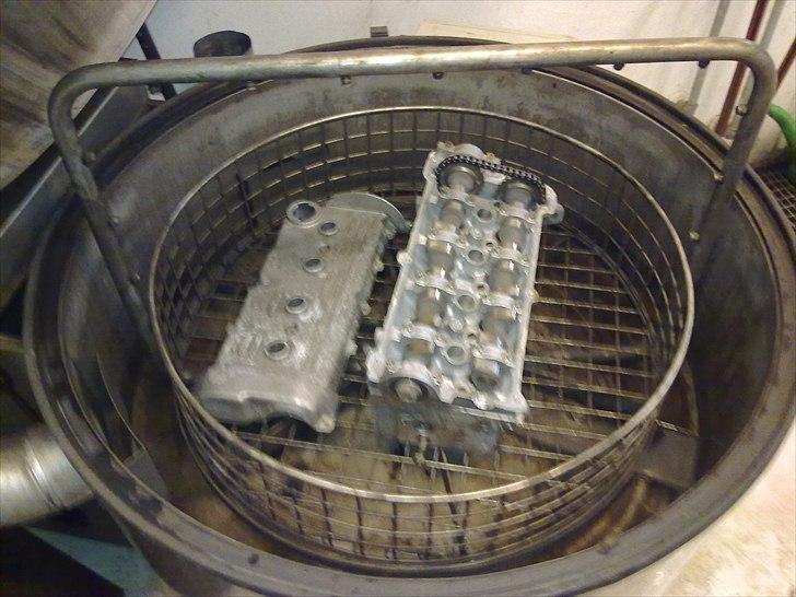 Vw 2.0 16v ABF  - Topstykke og ventil dæksel efter en time i 80 graders varmvasker ( dejligt rent og lige til at gå til) billede 13