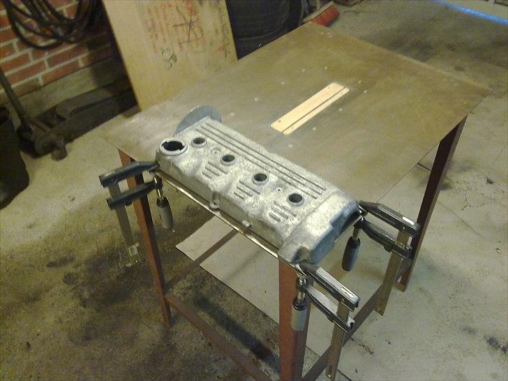 Vw 2.0 16v ABF  - Ventildækslet skal slibes ned og huller og riller foroven skal slibes blank billede 20