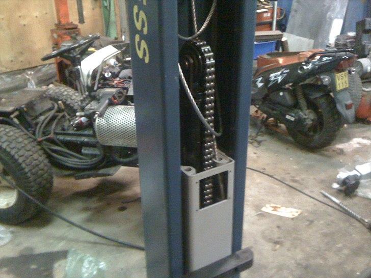 Inventarer i mit lille værksted. - Trucktårnet burde kunne klare at løfte lidt:) billede 5