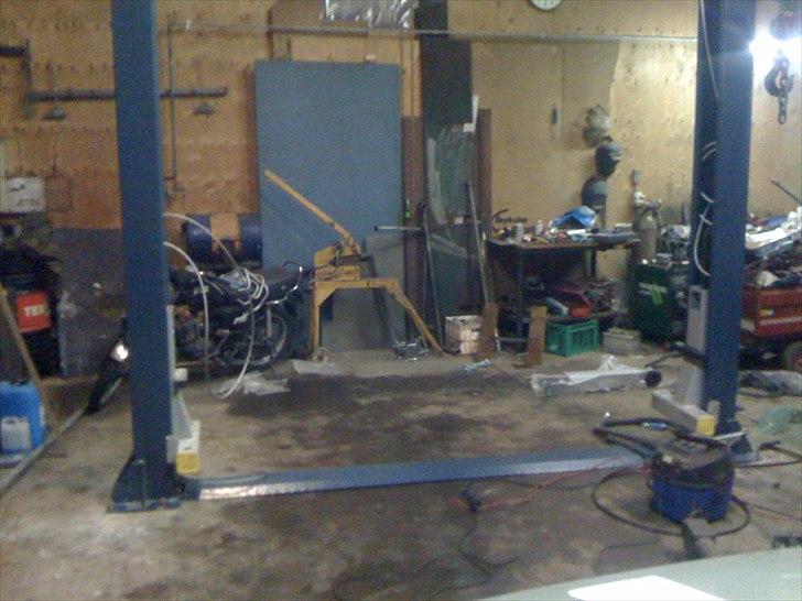 Inventarer i mit lille værksted. - Så er der kommet sprit ny 2 søjlet lift.. billede 7