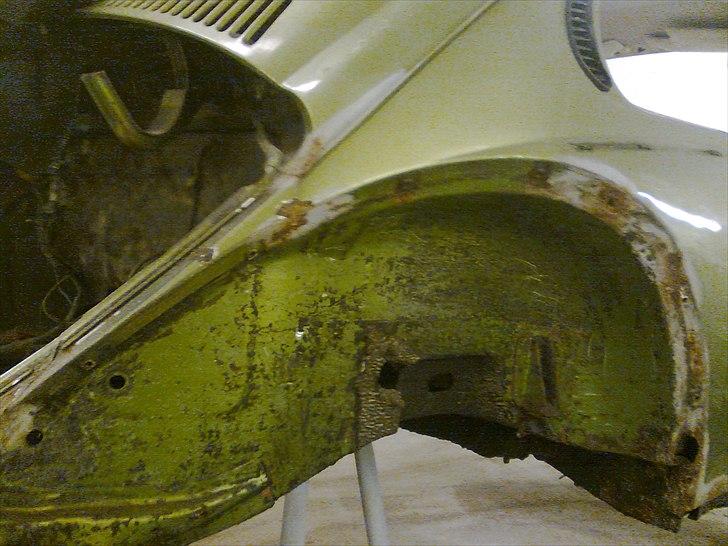 VW Bobbel 1303, 74'er - Alt gammelt undervognsmasse skrabes af! billede 21