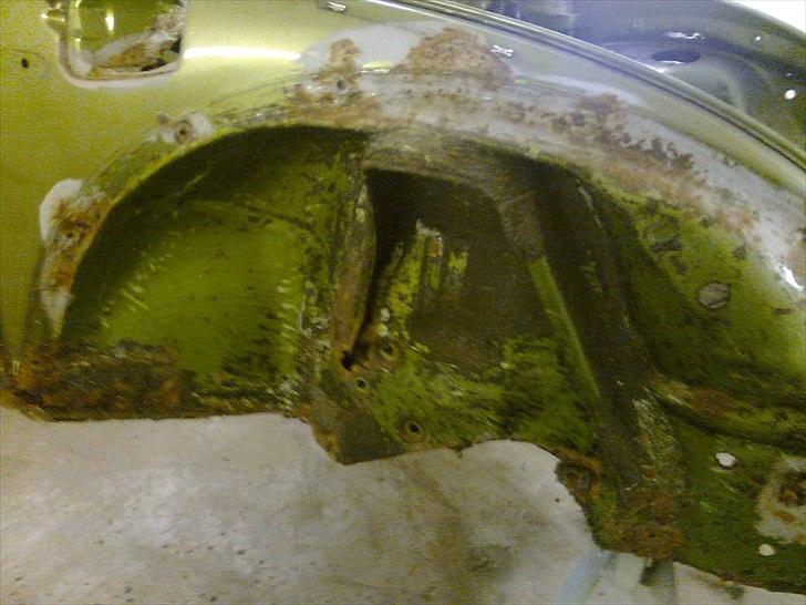 VW Bobbel 1303, 74'er - Alt gammelt undervognsmasse skrabes af! billede 23