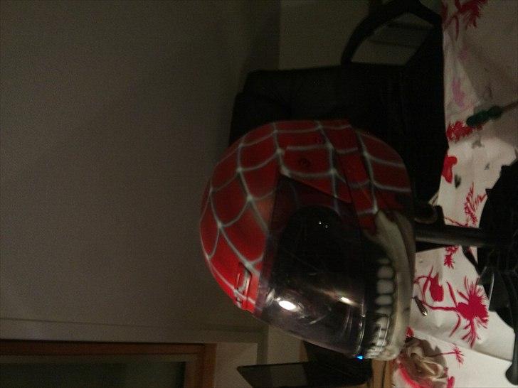 Mit første airbrush - Skal forestille, spidermans maske hvor det nederste er rævet af, så man kan se en underkæbe billede 20