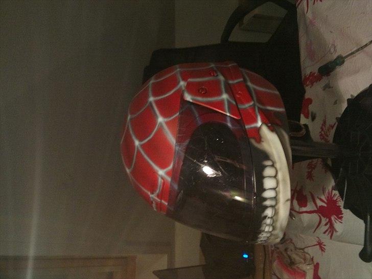 Mit første airbrush - Skal forestille, spidermans maske hvor det nederste er rævet af, så man kan se en underkæbe billede 21