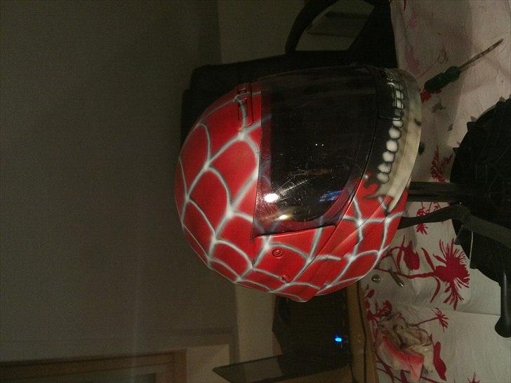 Mit første airbrush - Skal forestille, spidermans maske hvor det nederste er rævet af, så man kan se en underkæbe billede 22