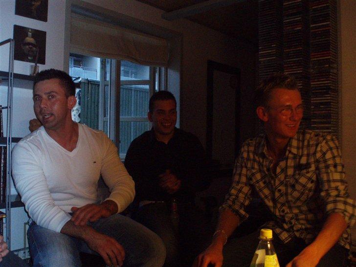 Svendeprøve fest - Henrik Sidder og skumler for der er endnu ingen der kender hans hemlige super bowling/Rødkegle tallent...
 billede 18