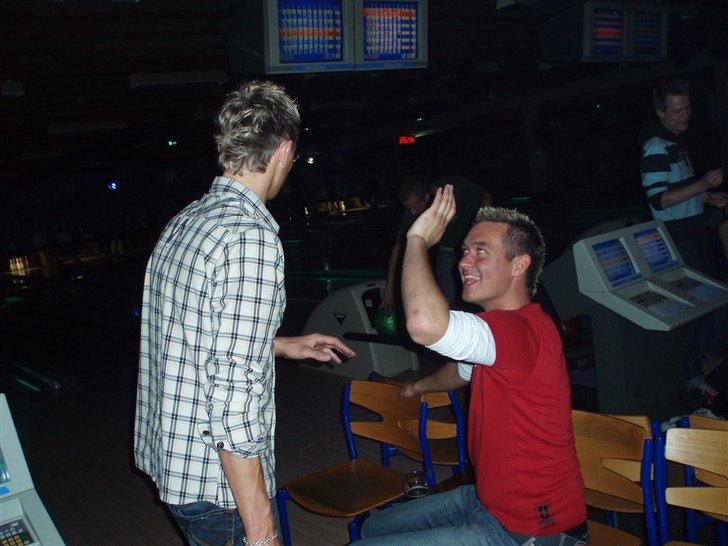 Svendeprøve fest - Hi-five, og guldberg har luret teknikken med spin i kuglen og går amok med strikes :)
 billede 55