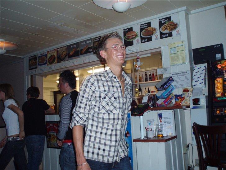 Svendeprøve fest - Guldberg Alvorligt skadet af lasse der ville hilse på hans ankel med en bowling kugle :)
 billede 59