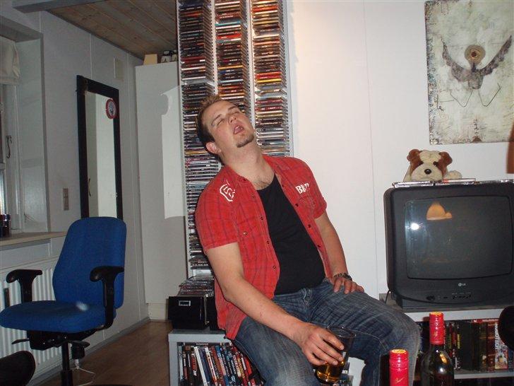 Svendeprøve fest - Anders er rimelig wasted og vil gerne sove... :) billede 81