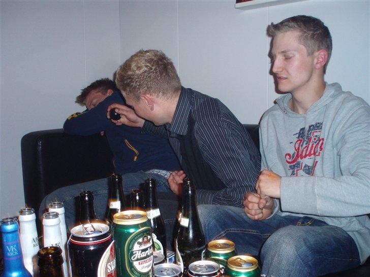 Svendeprøve fest - Så kan man jo også lige så godt kaste en eight-ball i løgene på ham... hehe billede 88