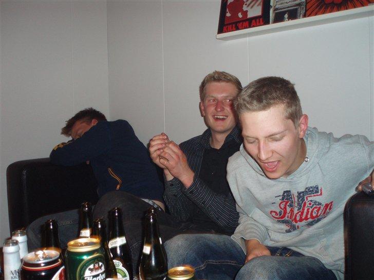 Svendeprøve fest - Og så var det Kaspers tur... han var så ikke nær så bevistløs så reaktionen kom med det samme... :) billede 89