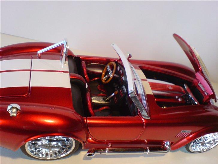 MODEL BILER i størrelse 1:43-1:24 og 1:18  - Jada Toys Big Time Muscle...

AC Cobra. 427 årgang 1965

Str: 1:24
 billede 57