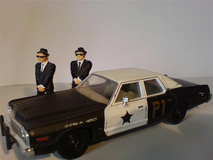 MODEL BILER i størrelse 1:43-1:24 og 1:18  - Corgi Blues Mobil, speciel Universel Studio Edition...

Dodge Monaco. ( Til jer som ikke kender The Blues Brothers. Bilen skal se hærget ud. )

Figurer The Blues Brothers, Jake and Elwood.

Jeg er kæmpe fan, af Blues Brothers filmene og defor har jeg også erhvervet mig deres bil, den findes også i Str: 1:18 som jeg håber på at erhverve en dag ;-)
Str: 1:43 billede 62
