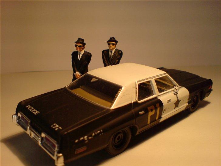 MODEL BILER i størrelse 1:43-1:24 og 1:18  - Corgi Blues Mobil, speciel Universel Studio Edition...

Dodge Monaco.

Figurer The Blues Brothers, Jake and Elwood.

Str: 1:43 billede 63