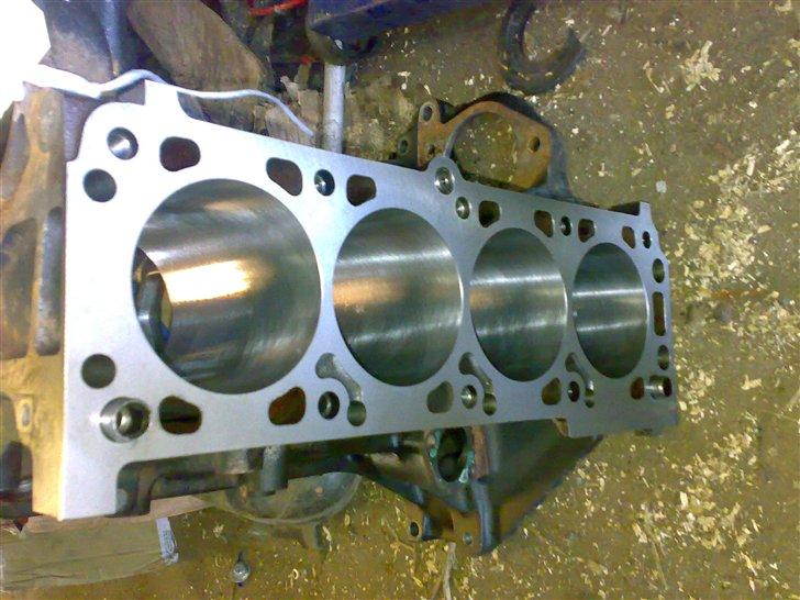 Delene til min motor + opbygning - Blokken opboret, så den passer til stemplerne, skulle planes en lille smule.. billede 6