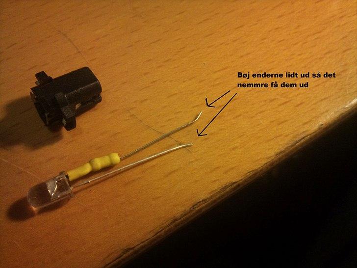 DIY LED pærer "Golf 2" - I enden af plasthuset er små huller ud der skal benene bare lokkes ud af.. billede 7